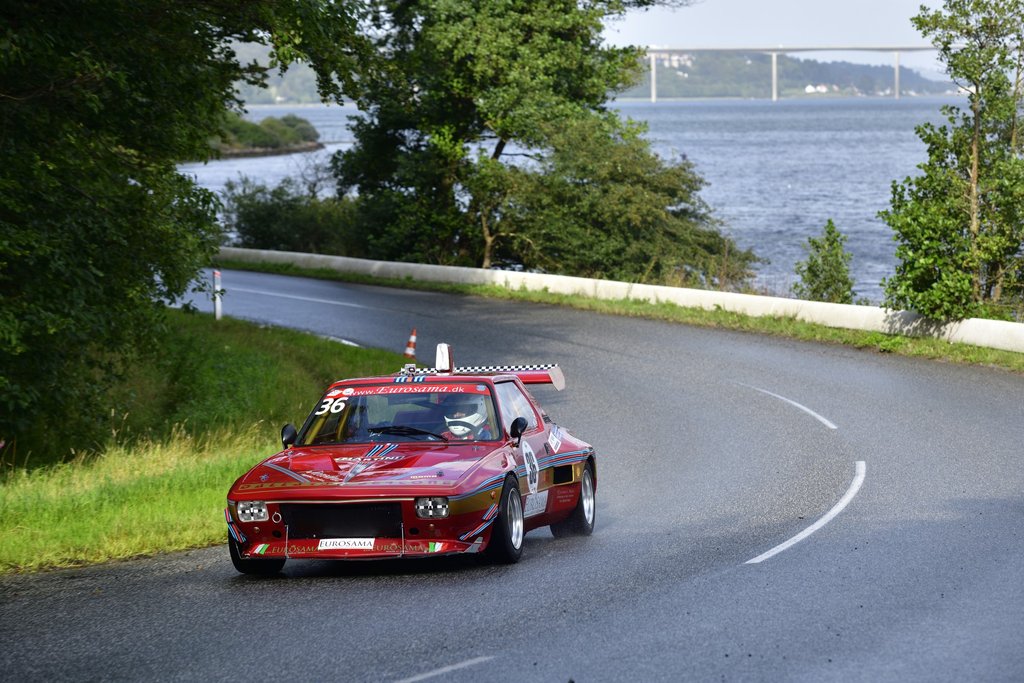 Dansk-italieneren Vincenzo Santangelo fra Hinnerup er lynende hurtig i sin Fiat X 1/9 Dallara, og han har tidligere vundet Munkebjerg Hillclimb. I år måtte han dog se sig henvist til andenpladsen, her med Vejle Fjord-broen i baggrunden.
(Foto: Michael Eisenberg)
